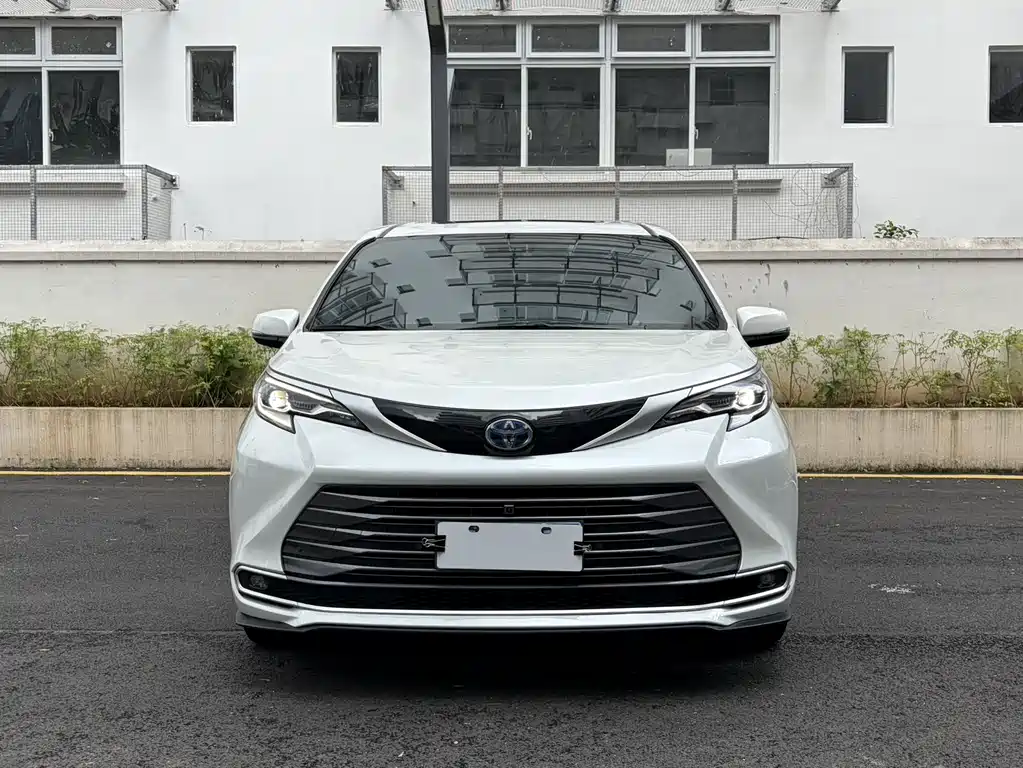 Toyota Sienna 2023 — фото 2