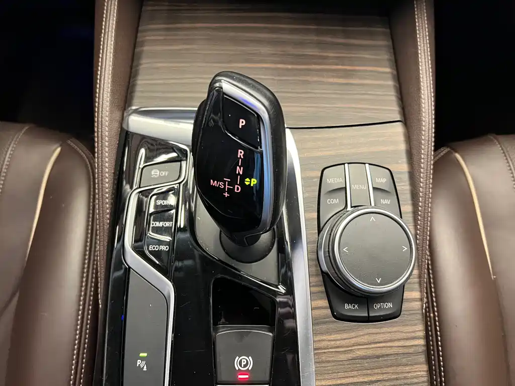 BMW 5 Series 2018 — фото 12