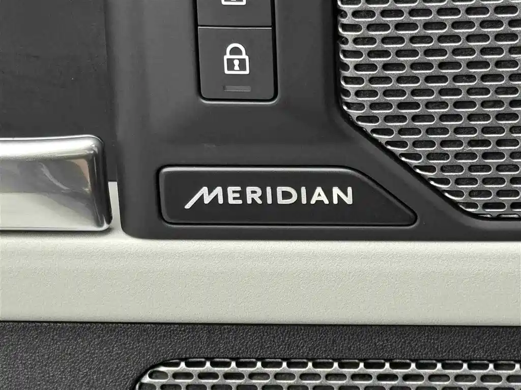 Land Rover Defender 2023 — фото 15