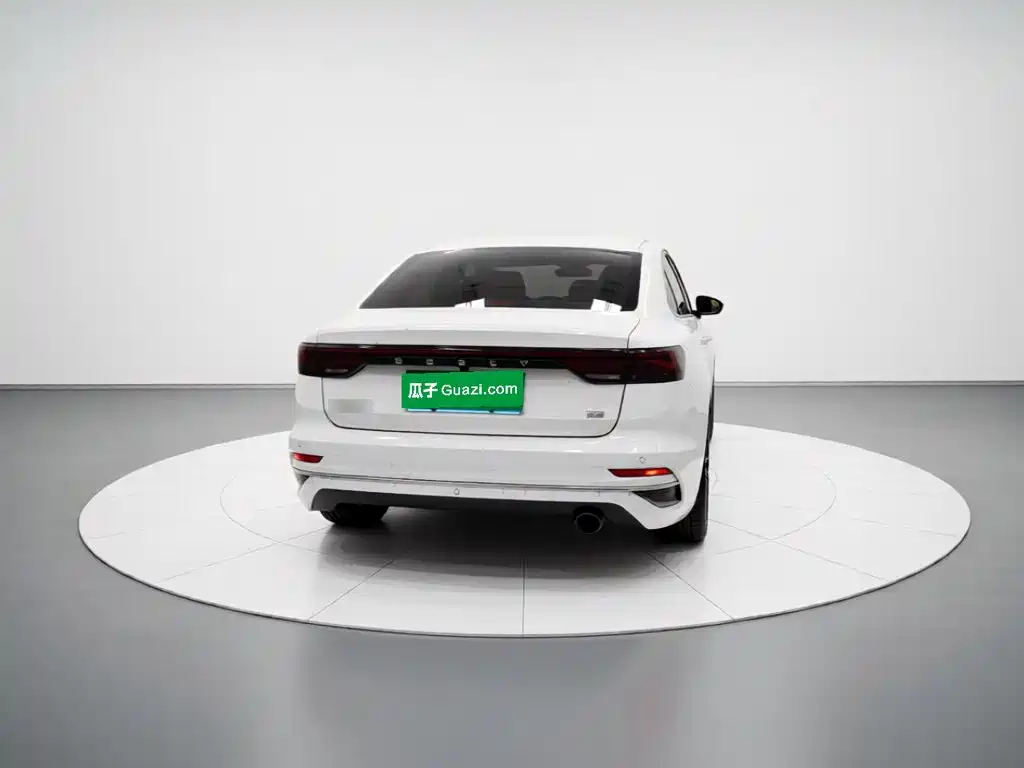 Geely Emgrand 2022