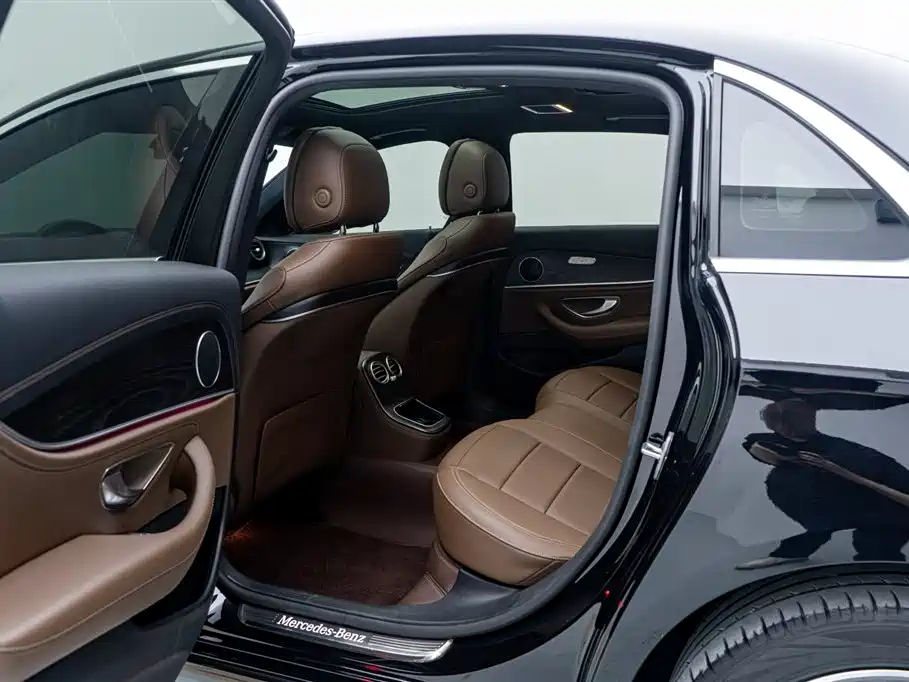 Mercedes-Benz E-Class 2022 — фото 18