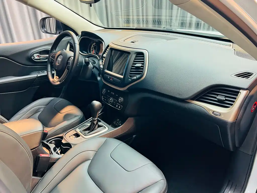 Jeep Cherokee 2016 — фото 10