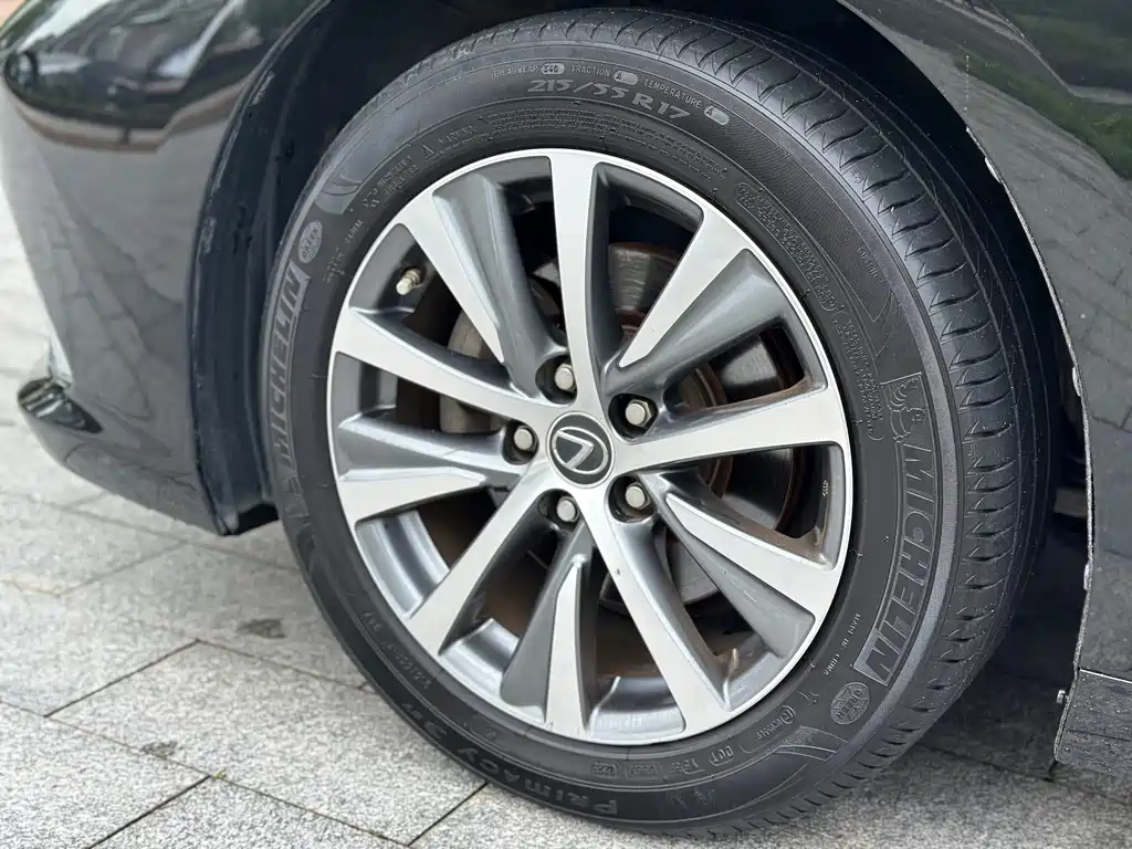 Lexus ES 2019 — фото 12