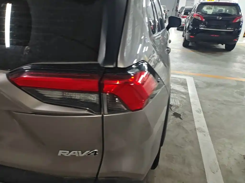 Toyota RAV4 2019 — фото 8