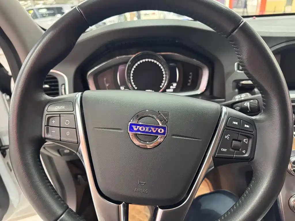 Volvo V60 2017 — фото 13