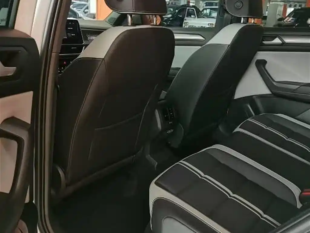Volkswagen T-Roc 2023 — фото 5