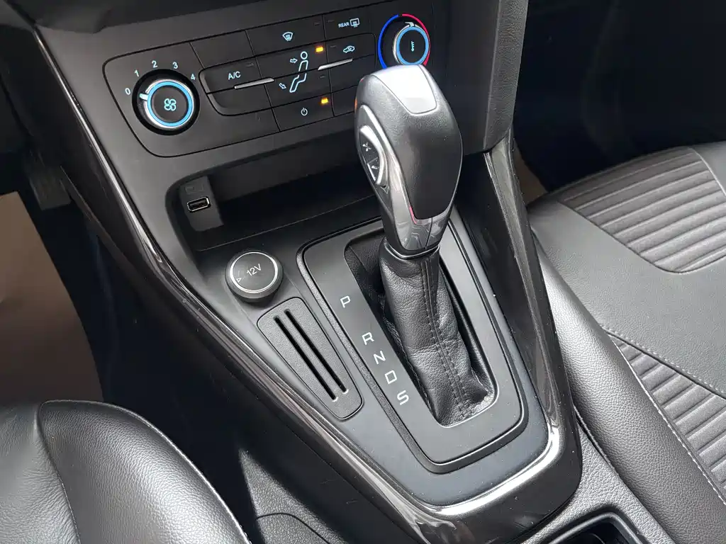 Ford Focus 2018 — фото 16