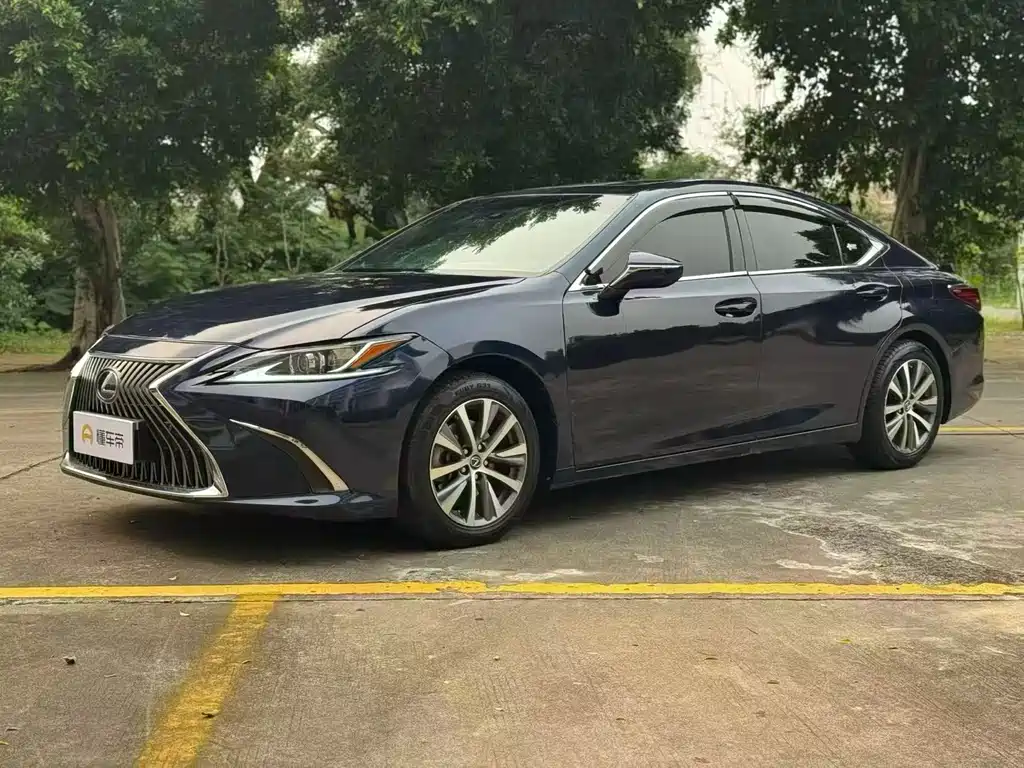 Lexus ES 2021 — фото 1
