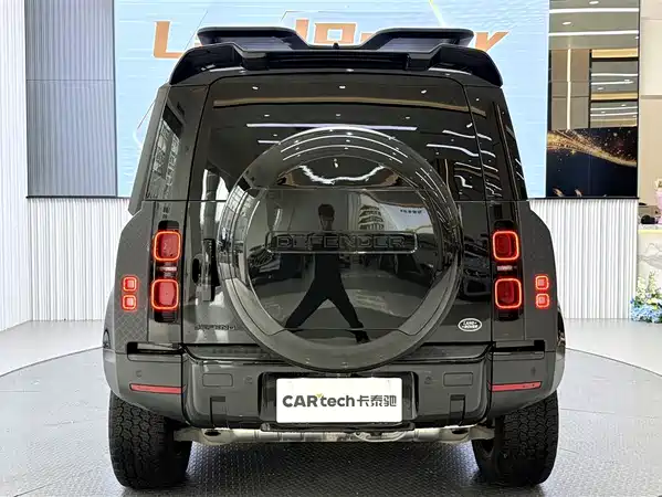 Land Rover Defender 2023