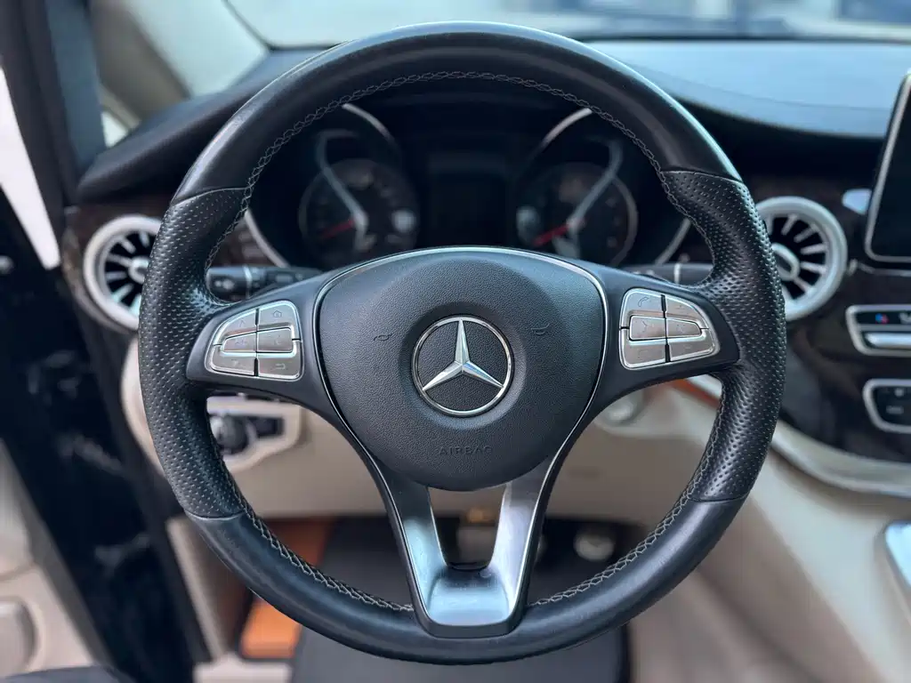 Mercedes-Benz V-Class 2017 — фото 11