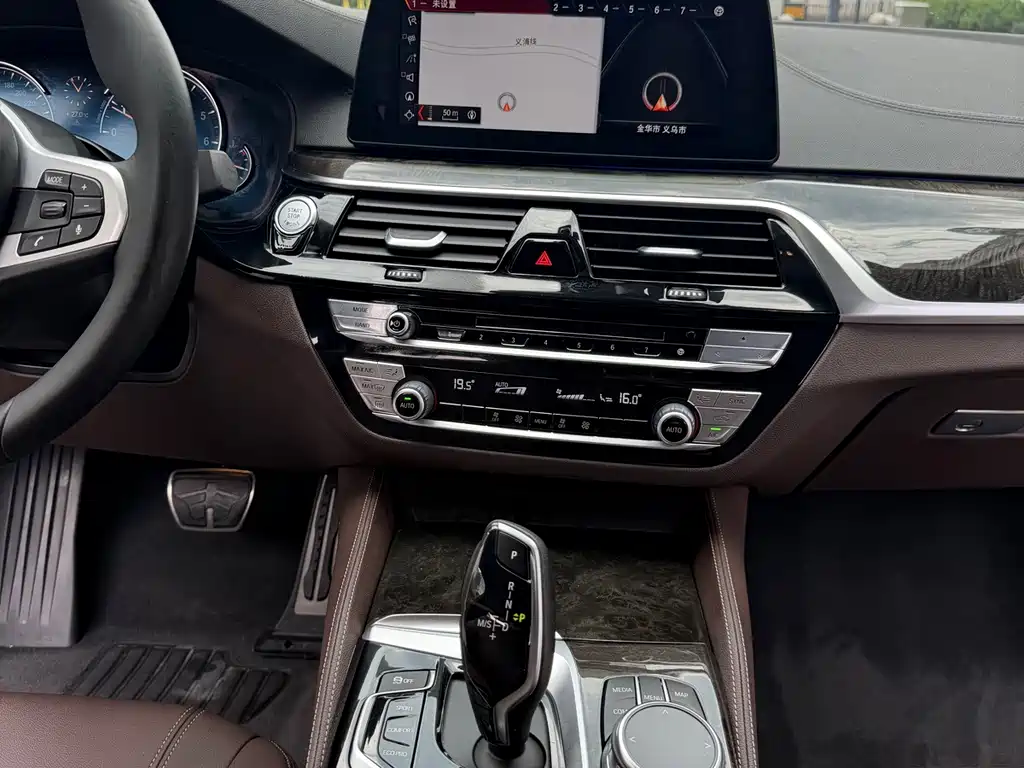 BMW 5 Series 2018 — фото 18