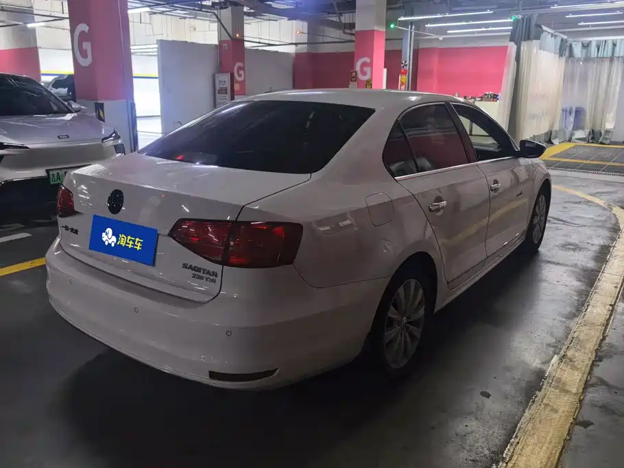 Volkswagen Sagitar 2016
