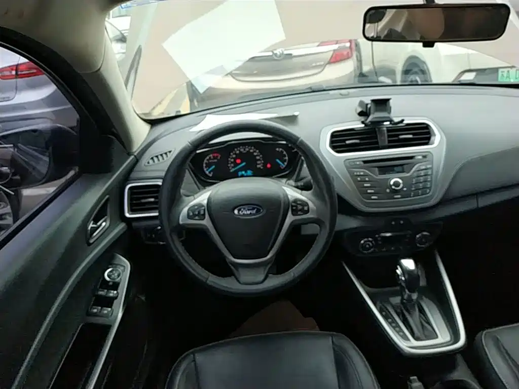 Ford Escort 2016 — фото 11