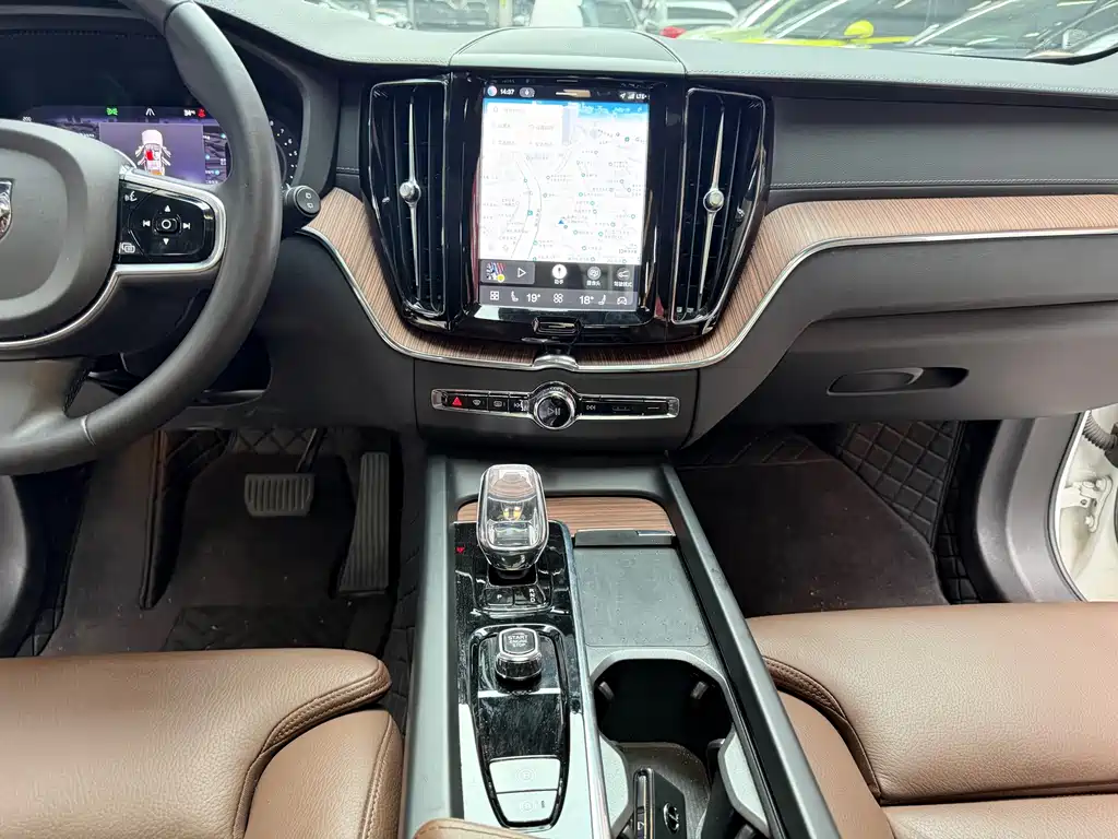 Volvo XC60 2023 — фото 14