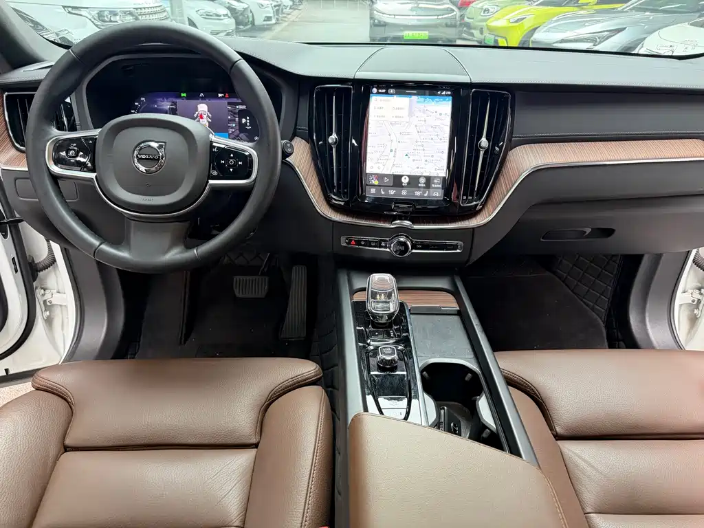Volvo XC60 2023 — фото 16