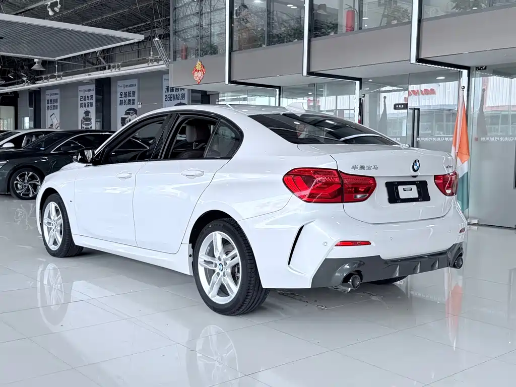 BMW 1 Series 2022 — фото 10