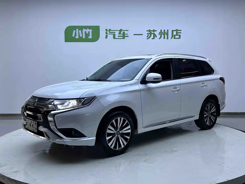 Mitsubishi Outlander 2022 — фото 1