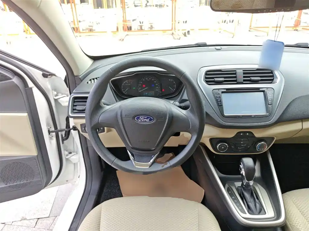 Ford Escort 2016 — фото 11