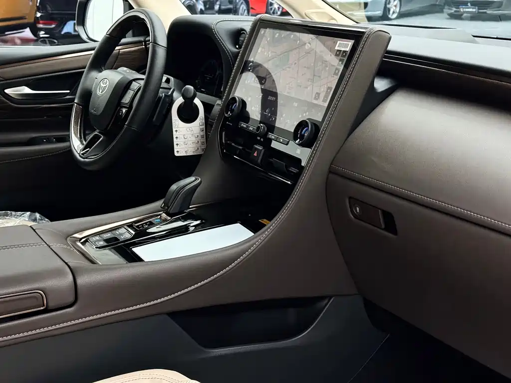 Toyota Alphard — фото 16