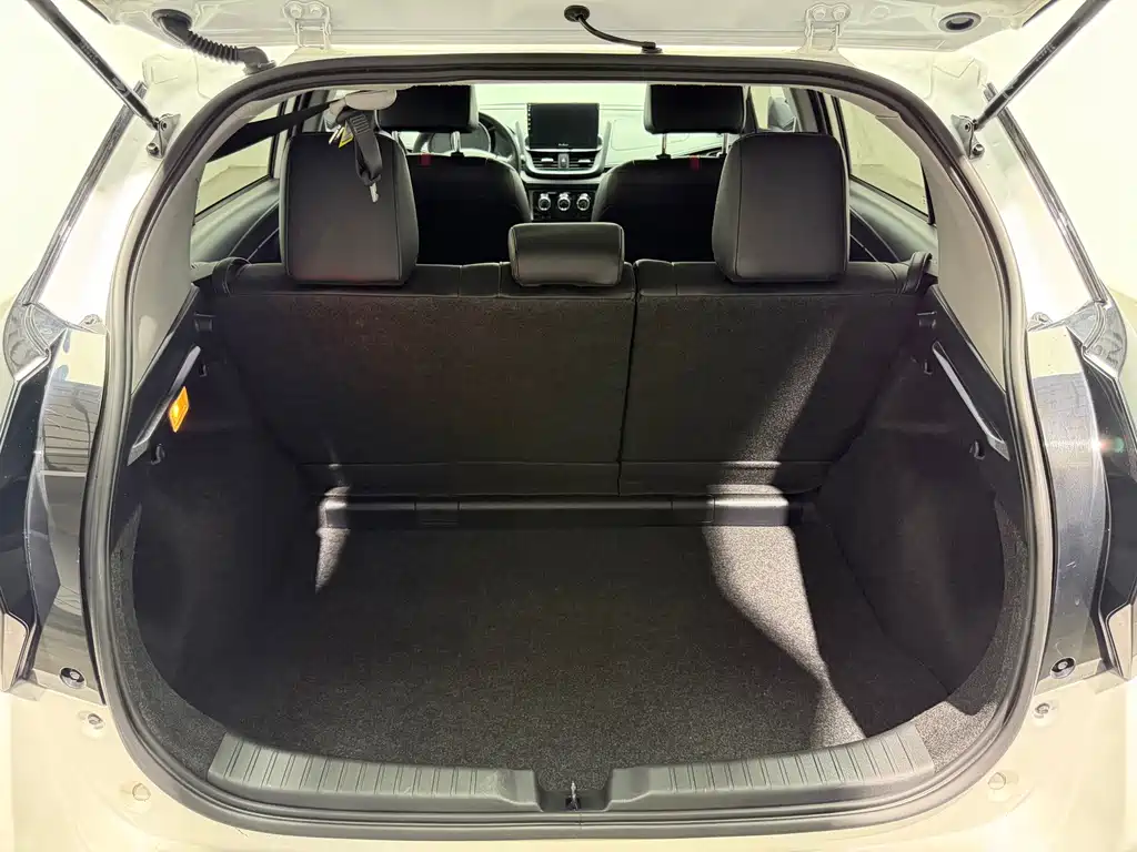 Toyota Yaris L 2023 — фото 13