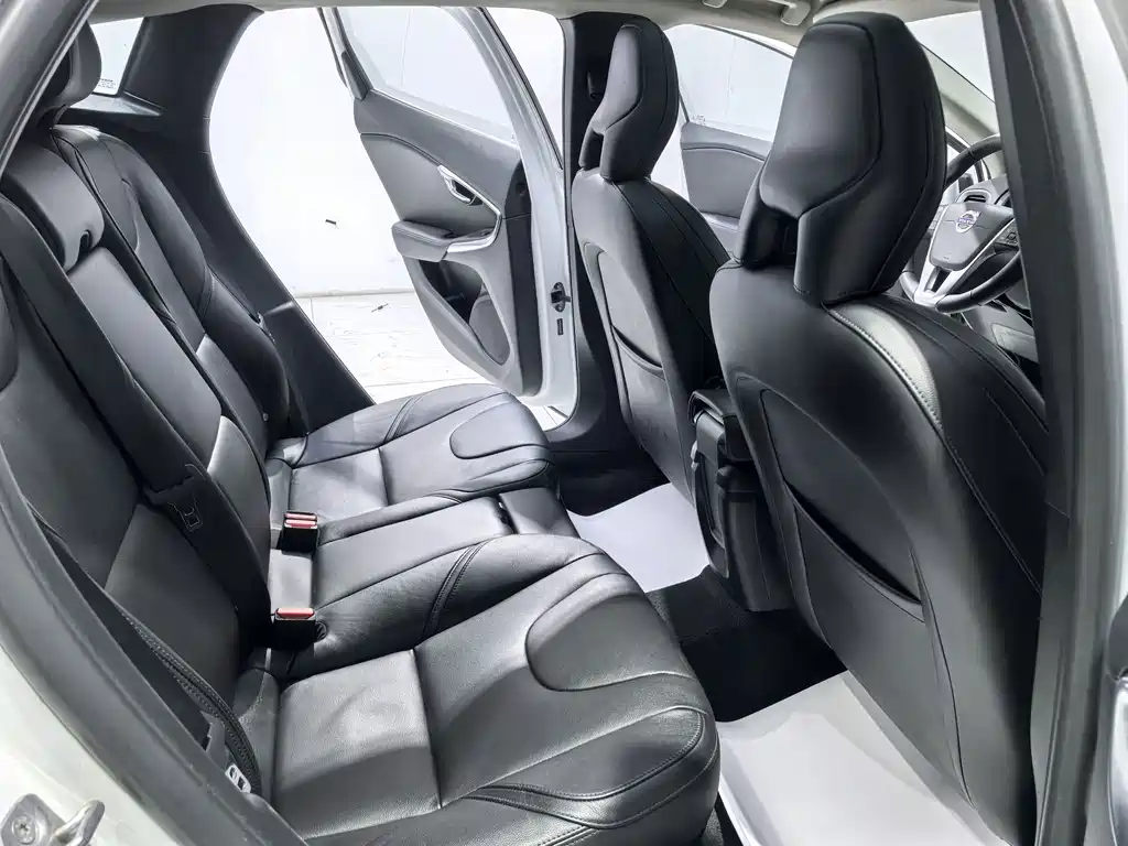 Volvo V40 2016 — фото 11