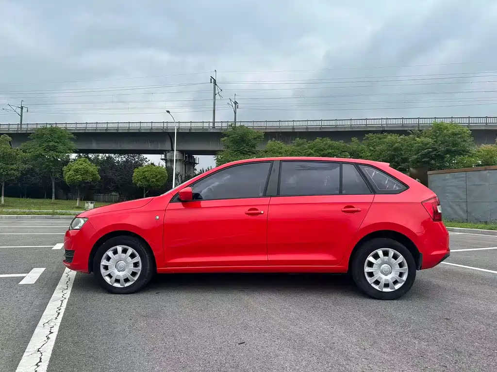 Skoda Rapid Spaceback 2014 — фото 7