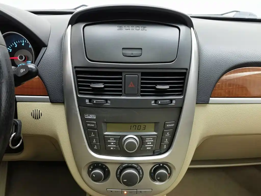 Buick Excelle 2015 — фото 12
