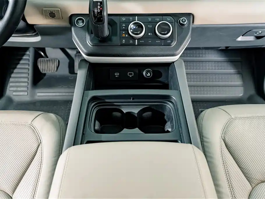 Land Rover Defender 2021 — фото 18