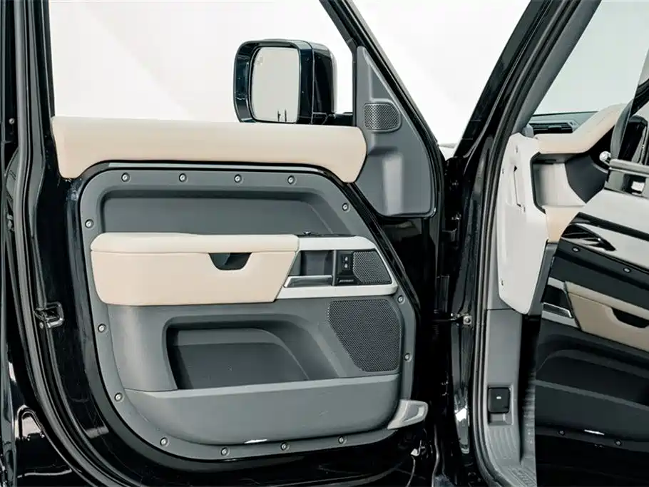Land Rover Defender 2021 — фото 20