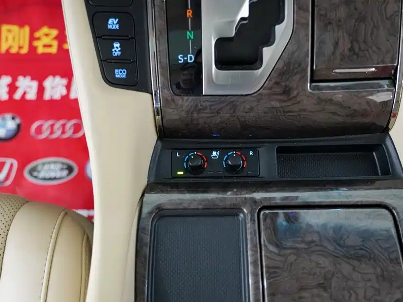 Toyota Vellfire 2023 — фото 14
