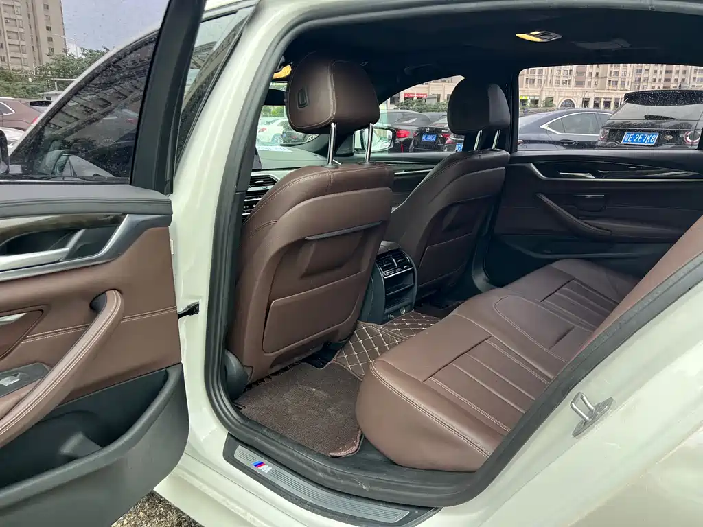 BMW 5 Series 2019 — фото 15