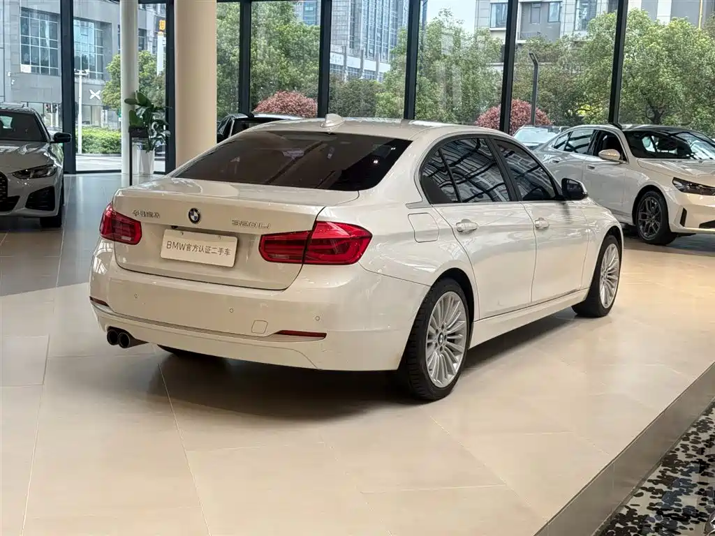 BMW 3 Series 2018 — фото 14