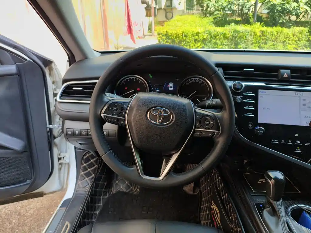 Toyota Camry 2018 — фото 6