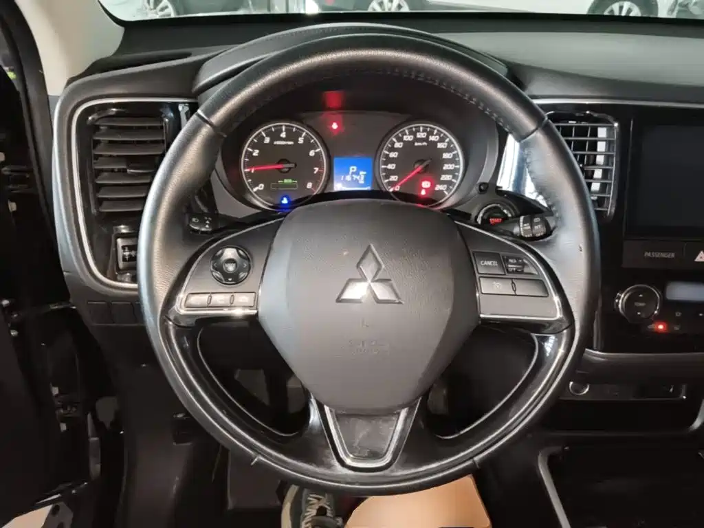 Mitsubishi Outlander 2017 — фото 11