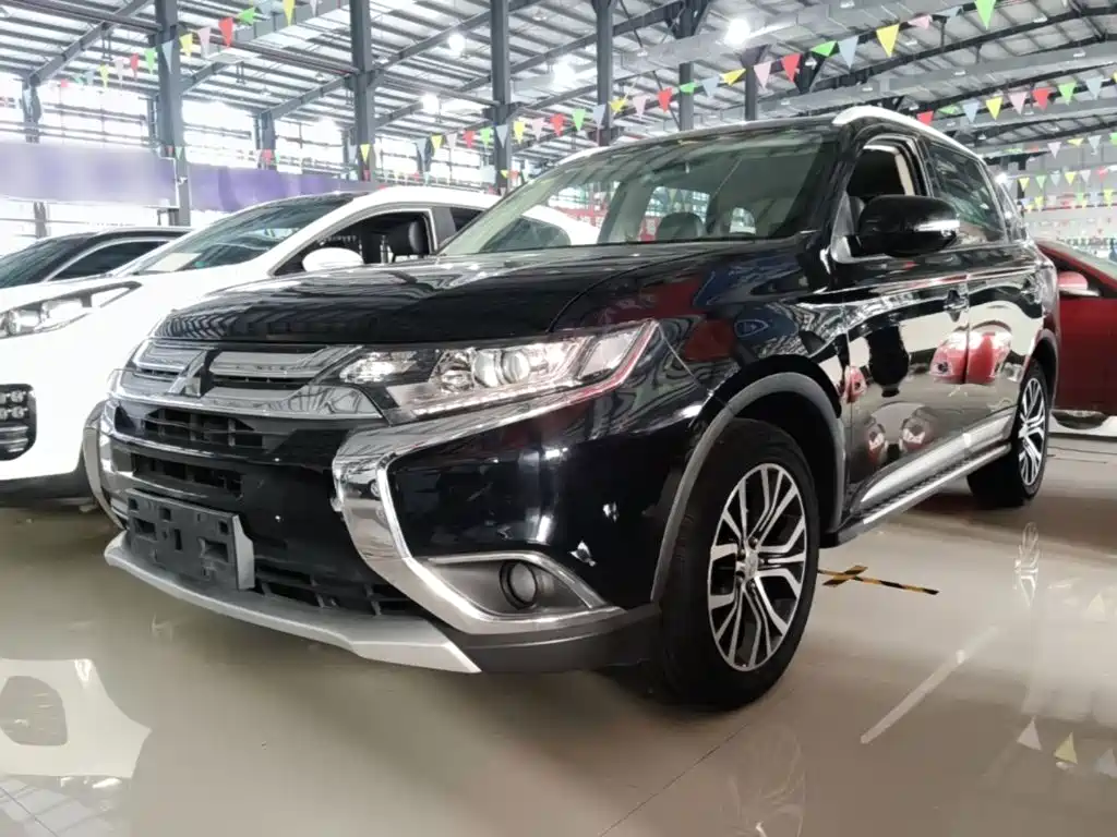 Mitsubishi Outlander 2017 — фото 1