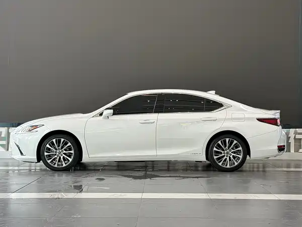 Lexus ES 2020