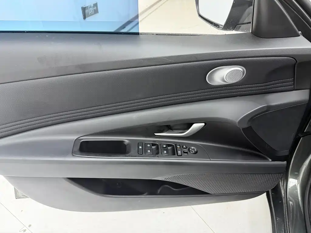 Hyundai Elantra 2023 — фото 11