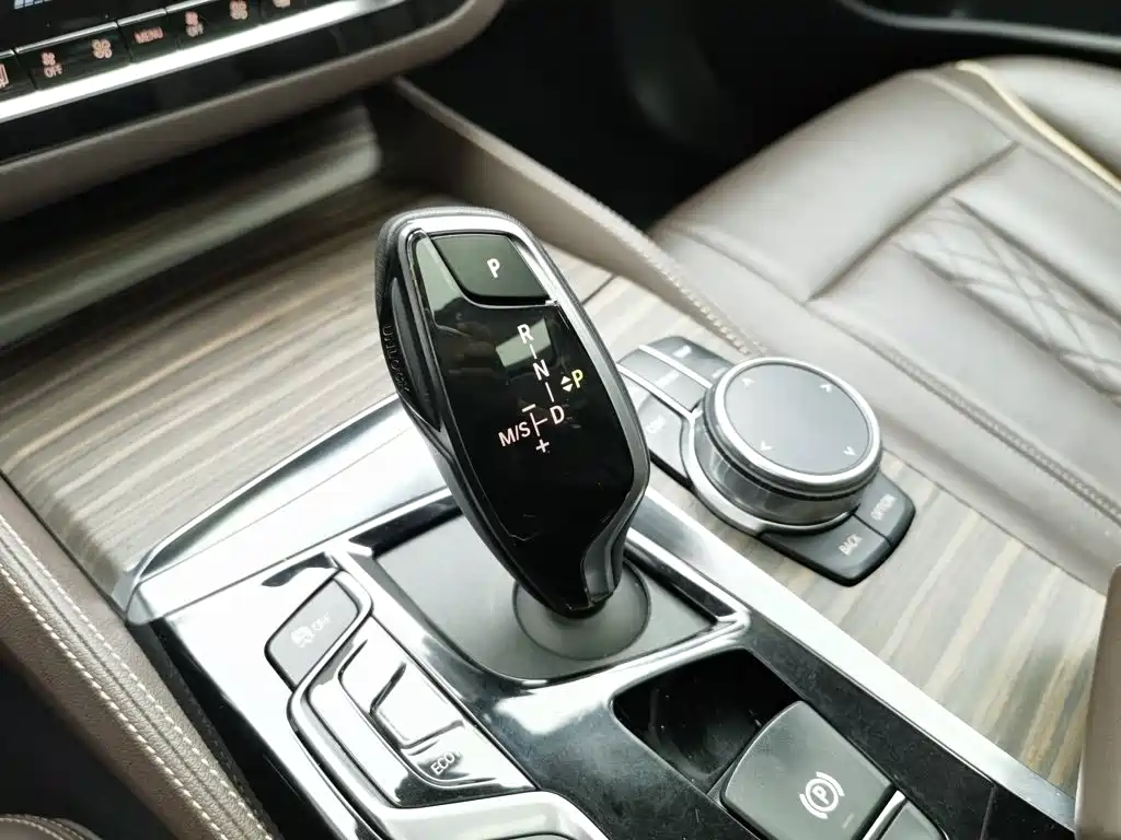 BMW 5 Series 2019 — фото 13