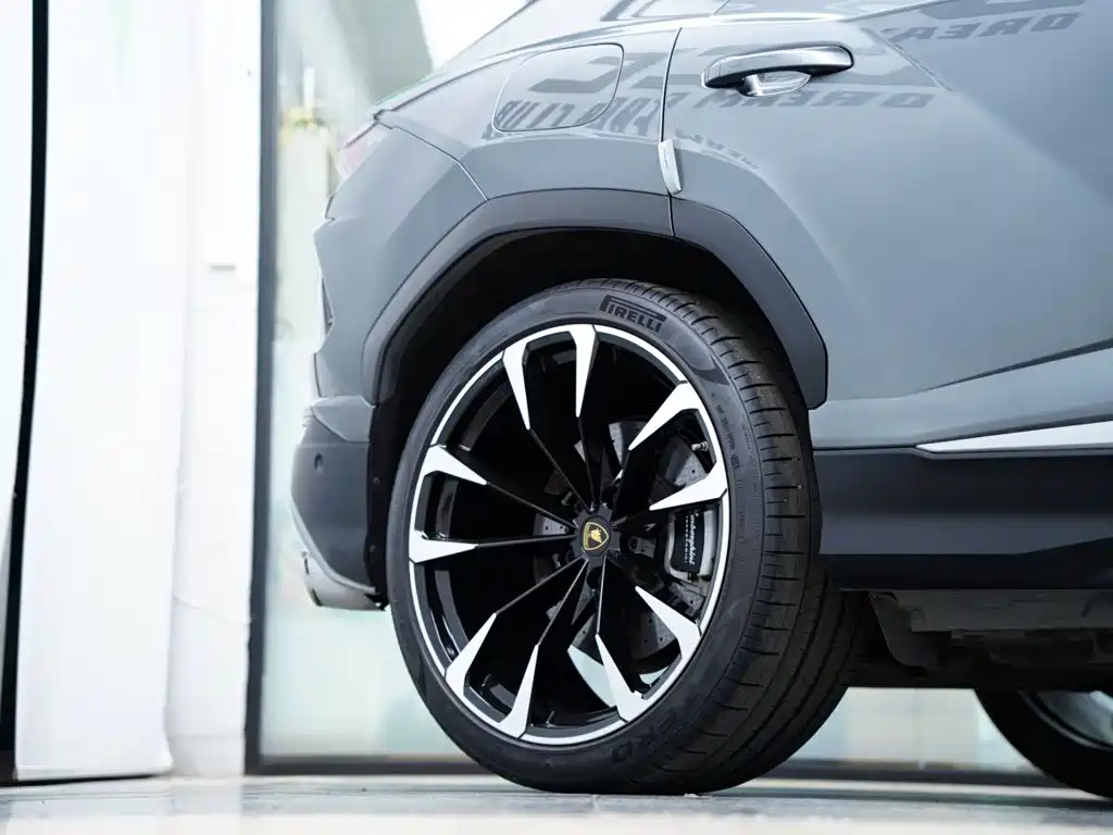 Lamborghini Urus 2019 — фото 56