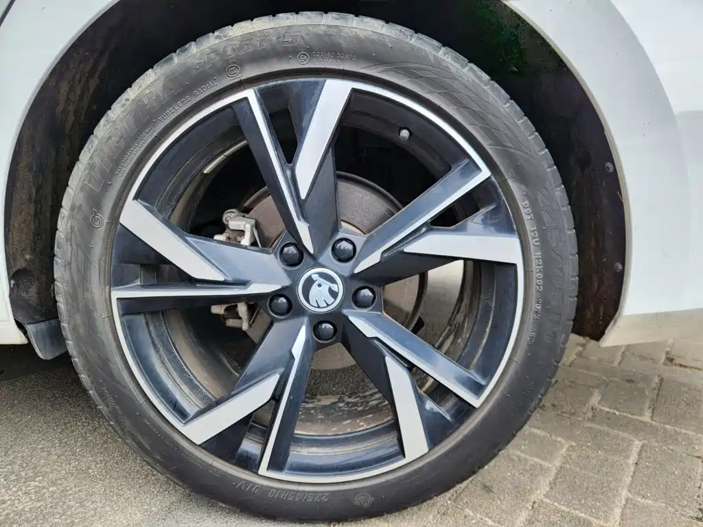 Skoda Octavia 2023 — фото 17