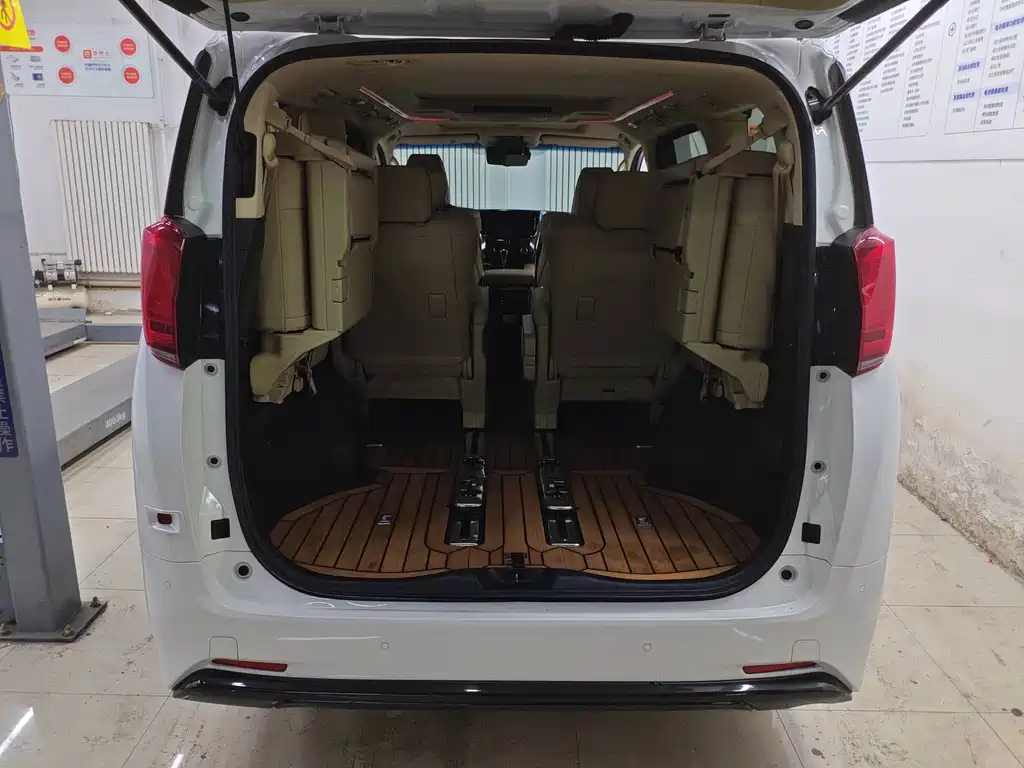 Toyota Alphard 2022 — фото 9
