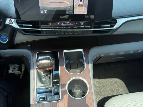 Toyota Granvia 2024