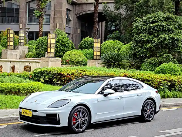 Porsche Panamera 2025
