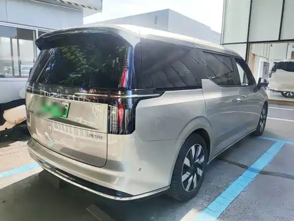 Volvo EM90 2024