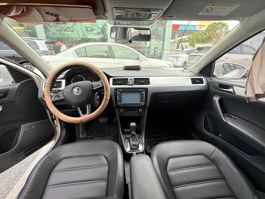 Skoda Rapid Spaceback 2014 — фото 8