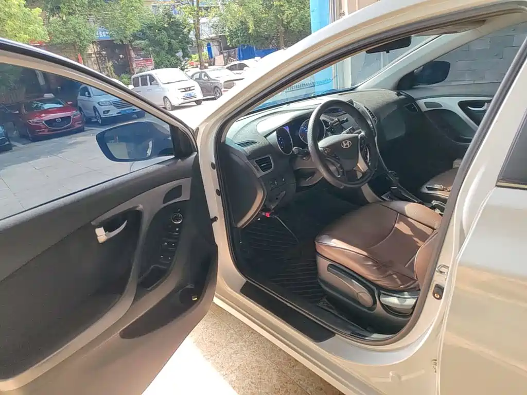 Hyundai Elantra 2017 — фото 16