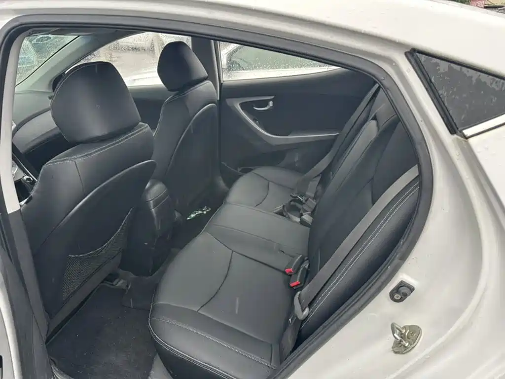 Hyundai Elantra 2016 — фото 17