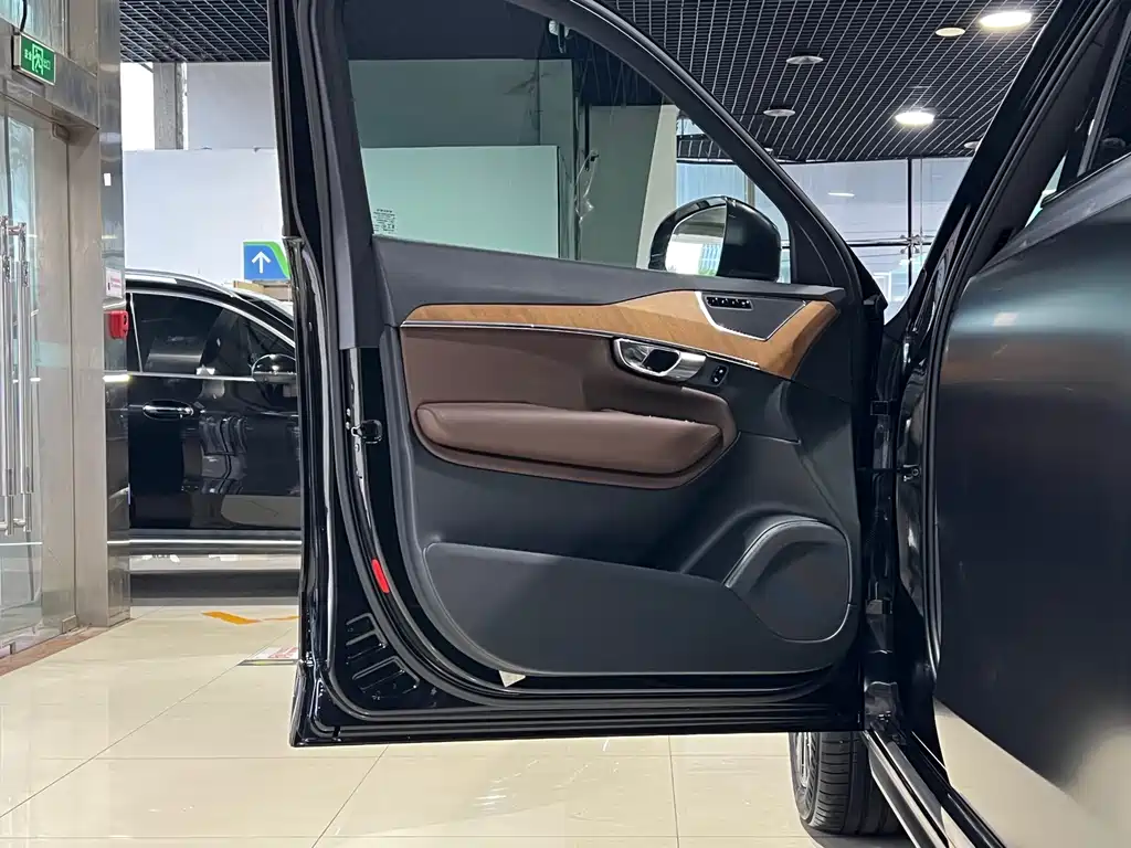 Volvo XC90 2022 — фото 11