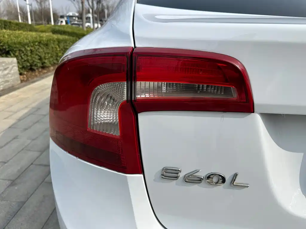 Volvo S60 2015 — фото 13