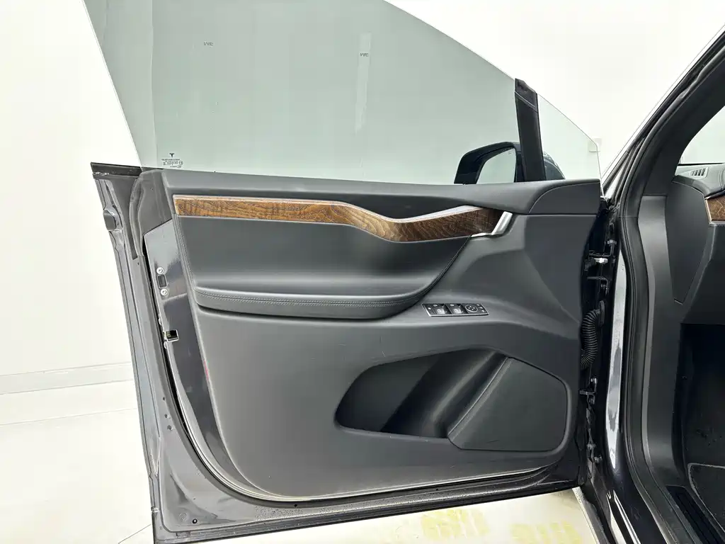 Tesla Model X 2020 — фото 16
